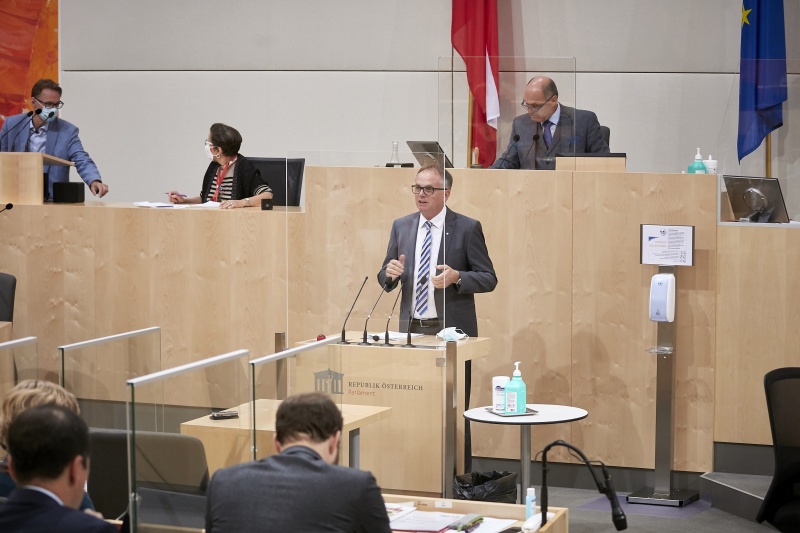 Am Rednerpult Nationalratsabgeordneter Karl Schmidhofer (V)