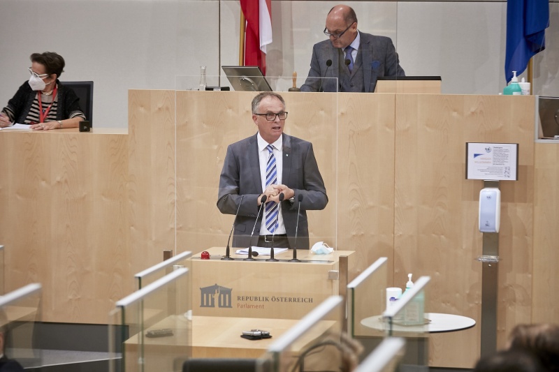 Am Rednerpult Nationalratsabgeordneter Karl Schmidhofer (V)