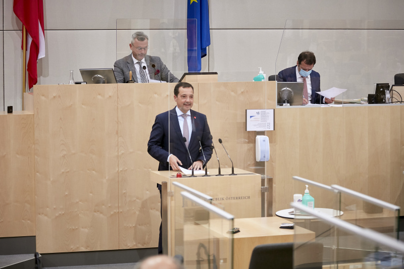 Am Rednerpult Nationalratsabgeordneter Gerald Loacker (N)