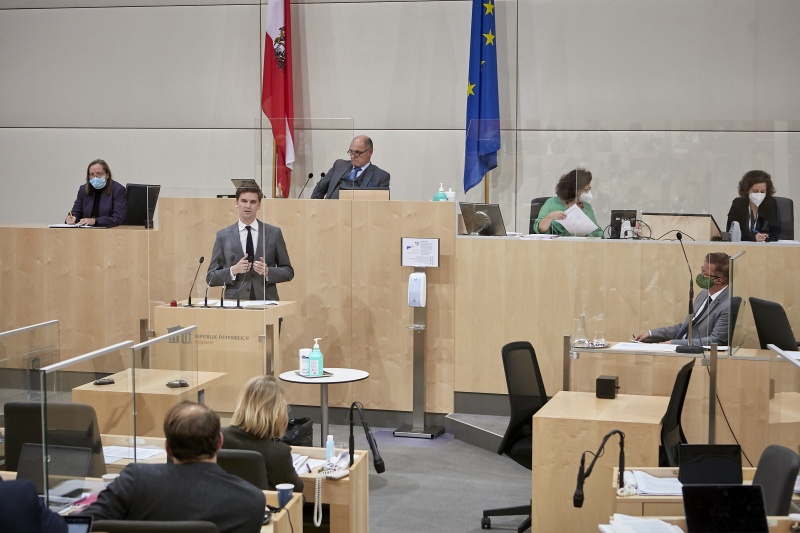 Am Rednerpult Nationalratsabgeordneter Douglas Hoyos-Trautmansdorff (N), auf der Regierungsbank Sozialminister Rudolf Anschober (G)