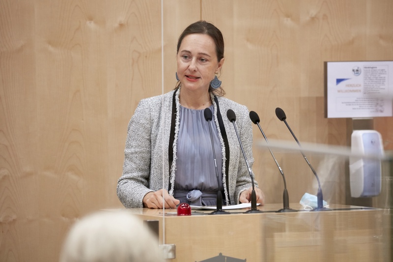 Am Rednerpult Bundesrätin Doris Berger-Grabner (V)