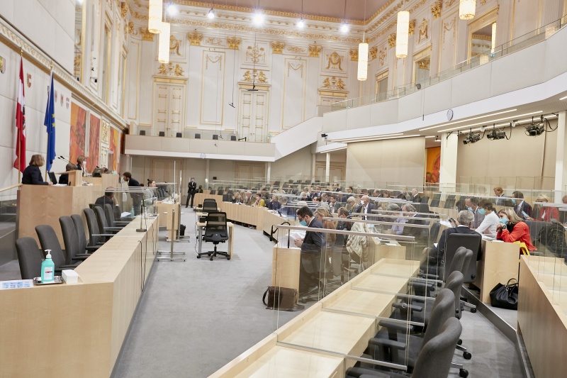 Am Rednerpult Bundesrätin Doris Berger-Grabner (V)