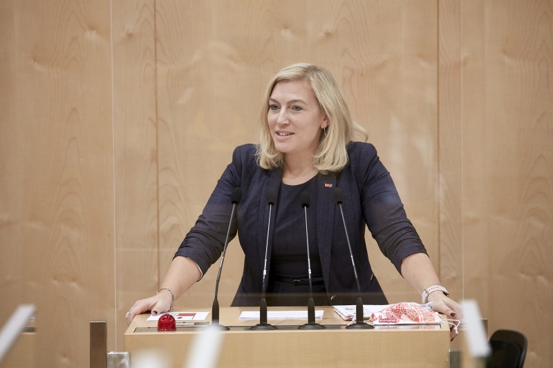 Am Rednerpult Bundesrätin Doris Hahn (S)