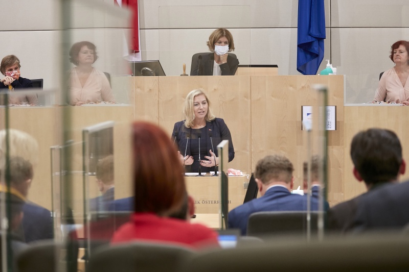 Am Rednerpult Bundesrätin Doris Hahn (S)