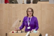 Am Rednerpult Bundesrätin Judith Ringer (V)