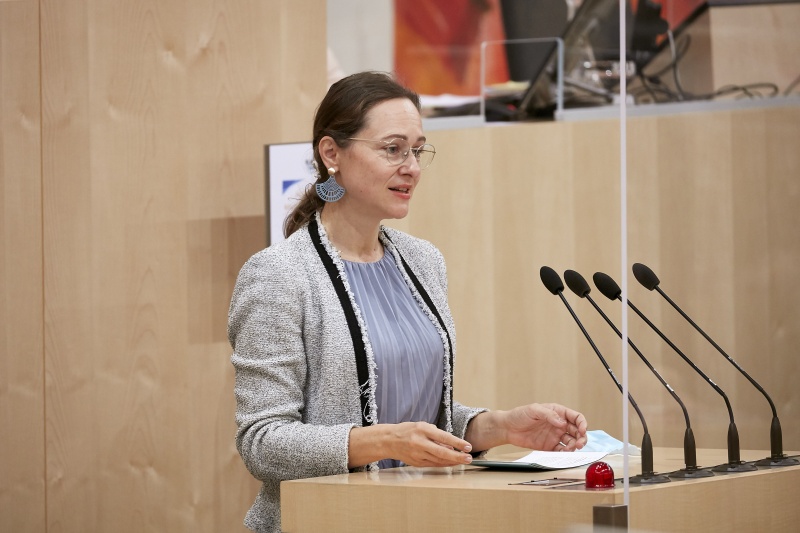 Am Rednerpult Bundesrätin Doris Berger-Grabner (V)