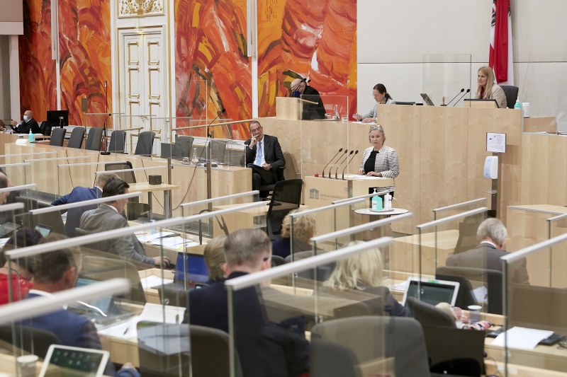 Am Rednerpult Bundesrätin Bettina Lancaster (S)