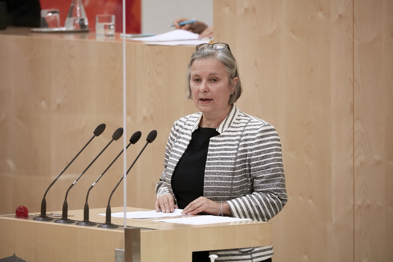 Am Rednerpult Bundesrätin Bettina Lancaster (S)