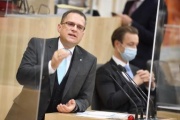 Nationalratsabgeordneter August Wöginger (V), im Hintergrund Finanzminister Gernot Blümel (V)