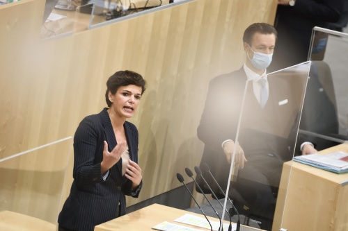 Nationalratsabgeordnete Pamela Rendi-Wagner (S), im Hintergrund Finanzminister Gernot Blümel (V)