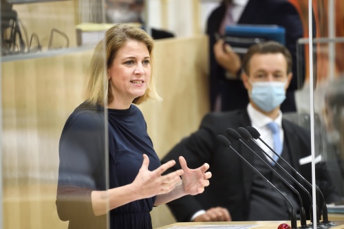 Nationalratsabgeordnete Beate Meinl-Reisinger (N) am Wort im Hintergrund Finanzminister Gernot Blümel (V)