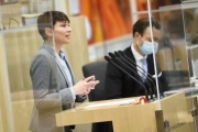 Nationalratsabgeordnete Sigrid Maurer (G), im Hintergrund Finanzminister Gernot Blümel (V)