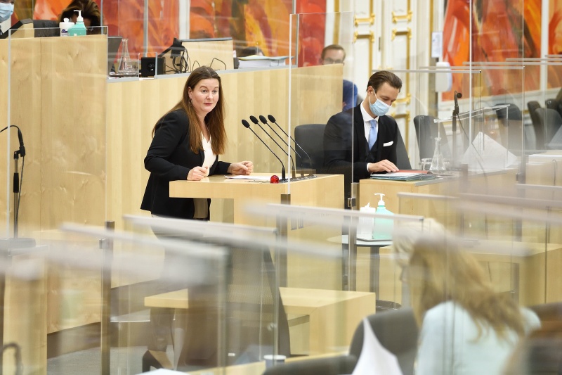 Nationalratsabgeordnete Karin Doppelbauer (N), im Hintergrund Finanzminister Gernot Blümel (V)