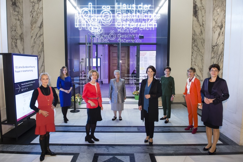 Von links: ORF Programmdirektorin Kathrin Zechner, ORF Moderatorin Simone Stribl, Bundesratspräsidentin Andrea Eder-Gitschthaler (V), Nationalratsabgeordnete a.D. Elisabeth Pittermann, Europaministerin Karoline Edtstadler (V), Landtagspräsidentin Brigitta Pallauf, Präsidentin des Österreichischen Seniorenrates Ingrid Korosec, Direktorin Haus der Geschichte Österreich Monika Sommer