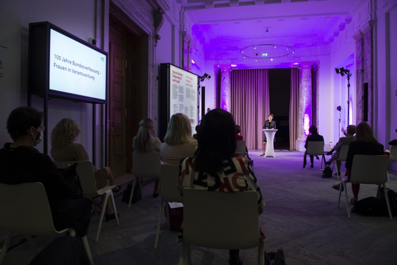 Am Rednerpult: Direktorin Haus der Geschichte Österreich Monika Sommer. Blick Richtung VeranstaltungsteilnehmerInnen