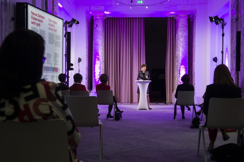 Am Rednerpult: Direktorin Haus der Geschichte Österreich Monika Sommer. Blick Richtung VeranstaltungsteilnehmerInnen