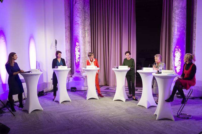 Am Podium von links: ORF Moderatorin Simone Stribl, Europaministerin Karoline Edtstadler (V), Präsidentin des Österreichischen Seniorenrates Ingrid Korosec, Landtagspräsidentin Brigitta Pallauf, Nationalratsabgeordnete a.D. Elisabeth Pittermann, ORF Programmdirektorin Kathrin Zechner