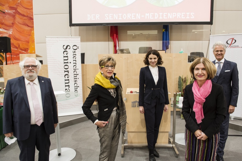Erste ReicheVon links: Präsident des Österreichischen Journalistenclub Fred Turnheim, Präsidentin des Österreichischen Seniorenrates Ingrid Korosec, Bundesratspräsidentin Andrea Eder-Gitschthaler (V) und  VeranstaltungsteilnehmerInnen