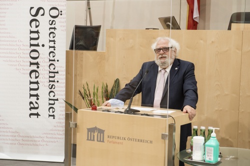 Am Rednerpult: Präsident des Österreichischen Journalistenclub Fred Turnheim