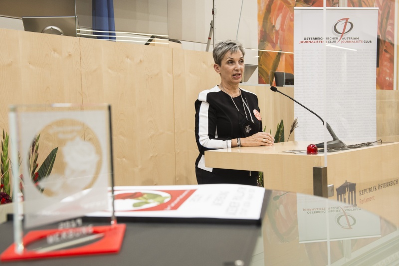 Am Rednerpult: Vertreterin der Stadt Wien