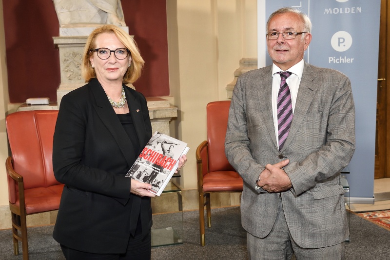 Von links: Zweite Nationalratspräsidentin Doris Bures (S), Autor Oliver Rathkolb