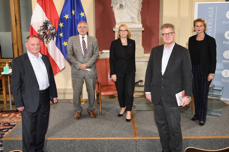 Von links: Projektleiter des Verlages Johannes Sachslehner, Autor Oliver Rathkolb, Zweite Nationalratspräsidentin Doris Bures (S), Historiker Philipp Blom, Parlamentsvizedirektorin Susanne Janistyn-Novák