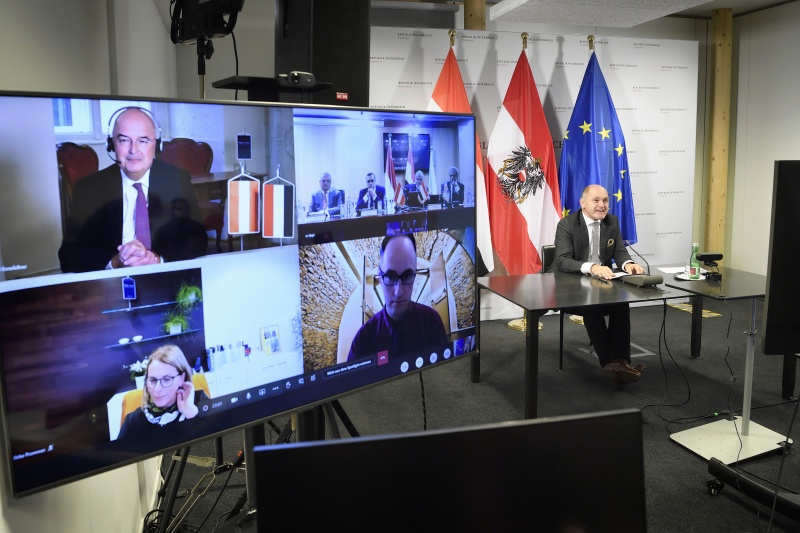 Nationalratspräsident Wolfgang Sobotka (V) nimmt mittels Videoschaltung an der Unterzeichnung teil