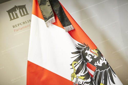 Österreich Fahne mit Trauerflor