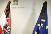 Fahnen von Österreich und der EU mit Trauerflor