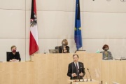 Am Rednerpult: Bundesrat Christian Buchmann (V)