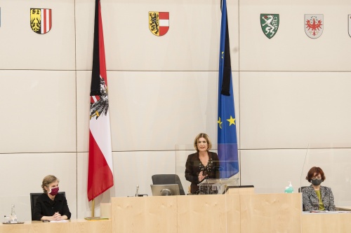 Am Präsidium: Bundesratspräsidentin Andrea Eder-Gitschthaler (V)