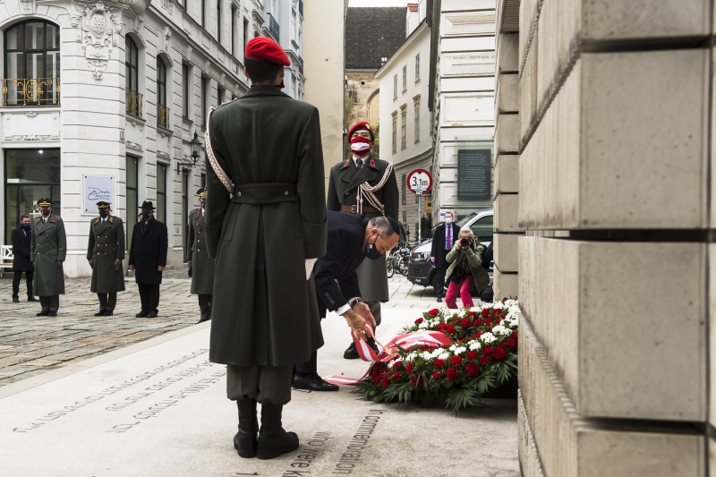Nationalratspräsident Wolfgang Sobotka (V) bei Kranzniederlegung