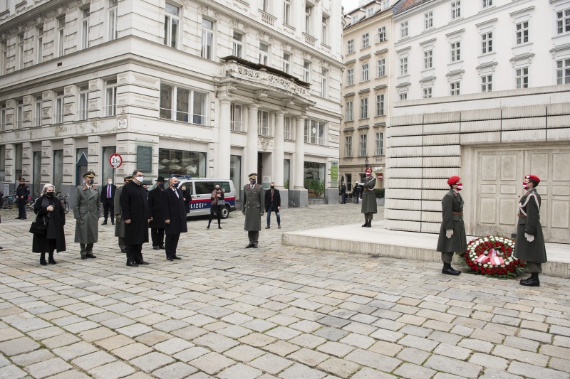 Blick Richtung VeranstaltungsteilnehmerInnen. Bildmitte von links: Präsident der Israelitischen Kultusgemeinde Oskar Deutsch, Nationalratspräsident Wolfgang Sobotka (V)
