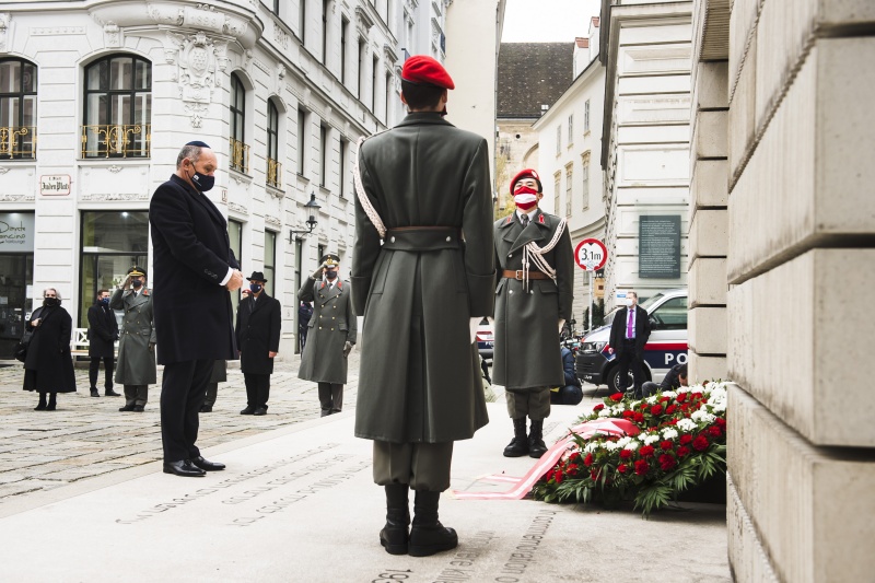 Nationalratspräsident Wolfgang Sobotka (V) bei Kranzniederlegung