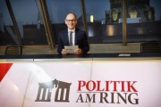 Moderator Gerald Groß am Setting der Sendungreihe "Politik am Ring"
