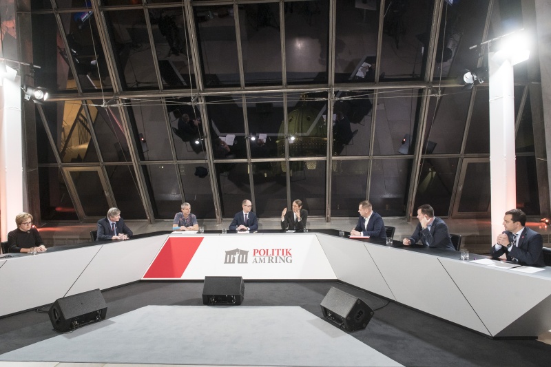 Von links: Nationalratsabgeordnete Bedrana Ribo (G), Nationalratsabgeordneter Josef Smolle (V), Hans-Peter Hutter, Moderator Gerald Groß, Andreas Sönnichsen, Nationalratsabgeordneter Philip Kucher (S), Nationalratsabgeordneter Gerhard Kaniak (F), Nationalratsabgeordneter Gerald Loacker (N)