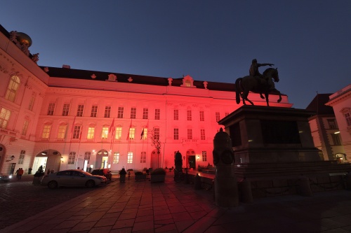 Rot bestrahltes Parlament - Eingang Josefsplatz