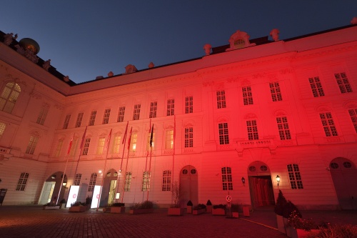 Rot bestrahltes Parlament - Eingang Josefsplatz