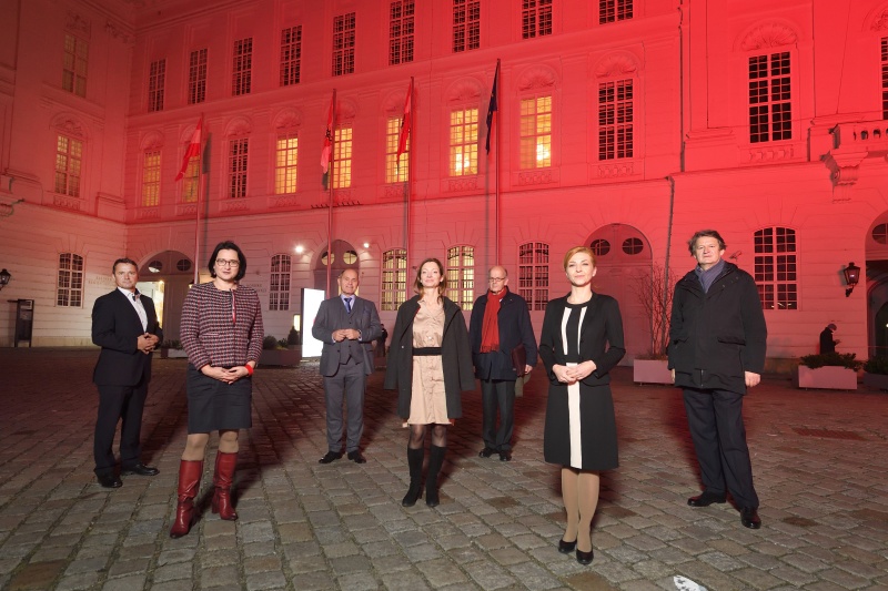 Von links: Nationalratsabgeordneter Norbert Sieber (V), Nationalratsabgeordnete Gudrun Kugler (V), Nationalratspräsident Wolfgang Sobotka (V), Nationalratsabgeordnete Susanne Fürst (F), Präsident Kirche in Not Thomas Heine-Geldern, Nationalratsabgeordnete Ewa Ernst-Dziedzic (G), Nationalratsabgeordneter Helmut Brandstätter (N)