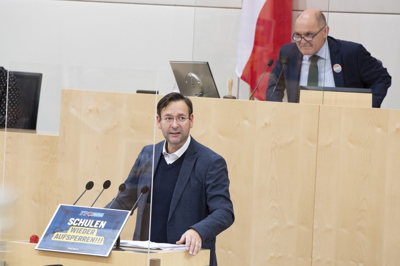 Nationalratsabgeordneter Hermann Brückl (F) am Rednerpult