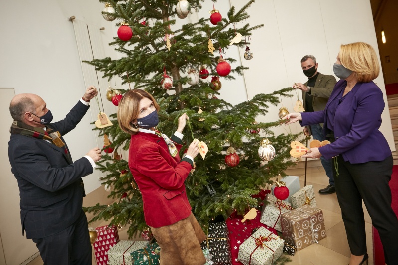 Von links: Nationalratspräsident Wolfgang Sobotka (V), Bundesratspräsidentin Andrea Eder-Gitschthaler (V), Dritter Nationalratspräsident Norbert Hofer (F), Zweite Nationalratspräsidentin Doris Bures (S) beim Schmücken des Weihnachtsbaumes