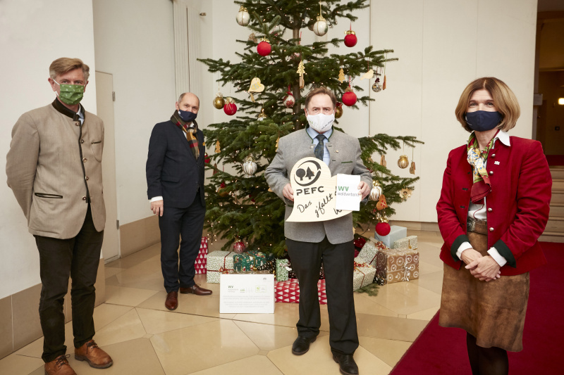 Von links: Franz Lanschützer Salzburger Waldverband, Nationalratspräsident Wolfgang Sobotka (V), Obmann Salzburger Waldverband Rudolf Rosenstatter, Bundesratspräsidentin Andrea Eder-Gitschthaler (V)