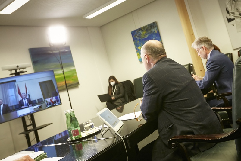 Von links: Nationalratspräsident Wolfgang Sobotka (V), Parlamentsdirektor Harald Dossi, am Monitor Präsident der ungarischen Nationalversammlung S.E. László Kövér