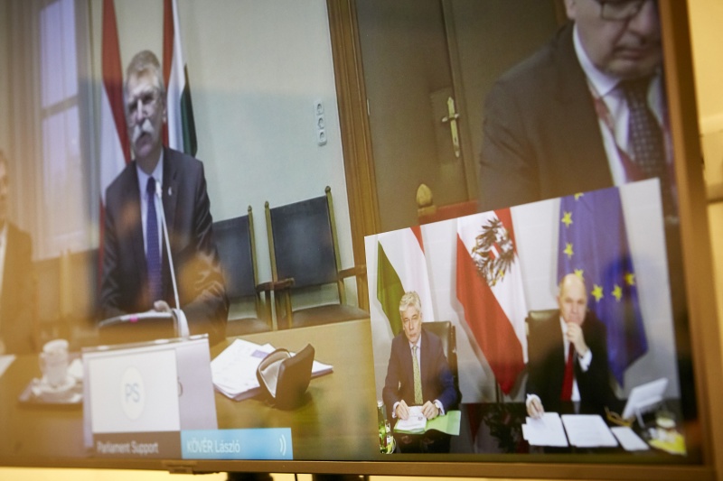 Monitor von rechts: Nationalratspräsident Wolfgang Sobotka (V), Parlamentsdirektor Harald Dossi, Präsident der ungarischen Nationalversammlung S.E. László Kövér