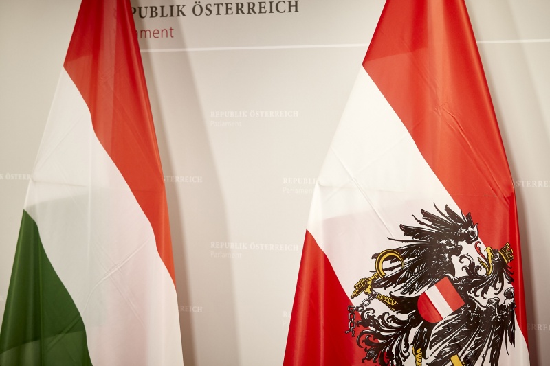 Fahnen von Ungarn und Österreich