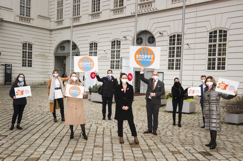 Von links: Integrationsministerin Susanne Raab (V) (3. von links), Nationalratspräsident Wolfgang Sobotka (V) (4.von rechts), Bundesratspräsidentin Andrea Eder-Gitschthaler (V) (rechts) undVeranstaltungsteilnehmerInnen