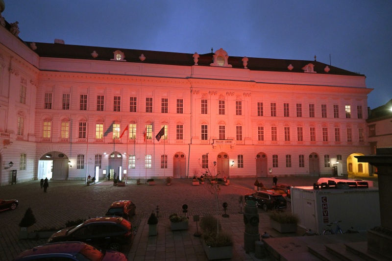 Zur Unterstützung der Aktion 'Orange the World' wird die Fassade des Parlaments farbig beleuchtet