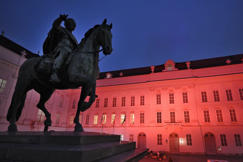 Zur Unterstützung der Aktion 'Orange the World' wird die Fassade des Parlaments farbig beleuchtet