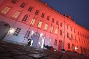 Zur Unterstützung der Aktion 'Orange the World' wird die Fassade des Parlaments farbig beleuchtet