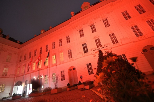 Zur Unterstützung der Aktion 'Orange the World' wird die Fassade des Parlaments farbig beleuchtet